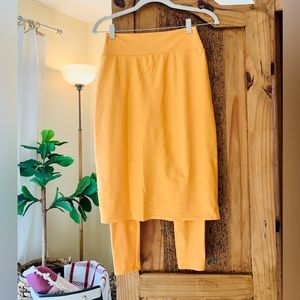 Peach SLT Athleisure- sz Small
Fabric is the buttery soft kind. 
24’in/Capri